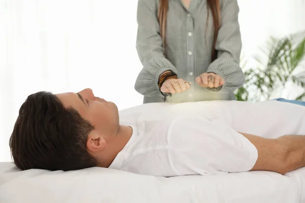 Uomo Durante Sessione Guarigione Sala Terapia — Foto Stock