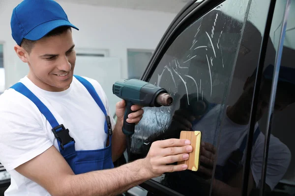 Obrero Teñido Ventana Del Coche Con Papel Aluminio Taller —  Fotos de Stock