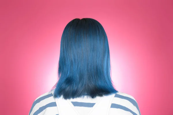Женщина Яркими Окрашенными Волосами Розовом Фоне Вид Сзади — стоковое фото