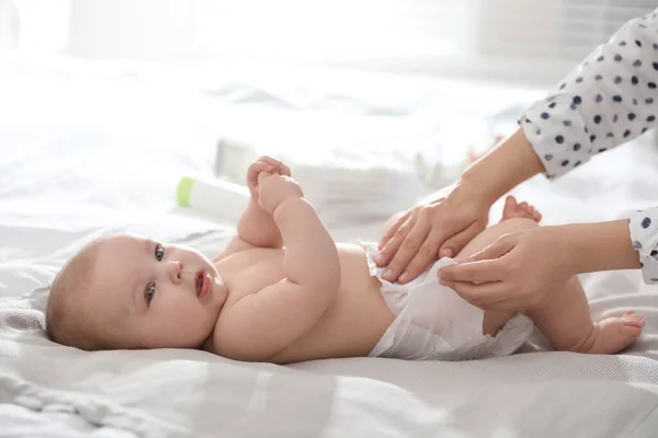 Madre Cambiando Pañal Bebé Cama — Foto de Stock