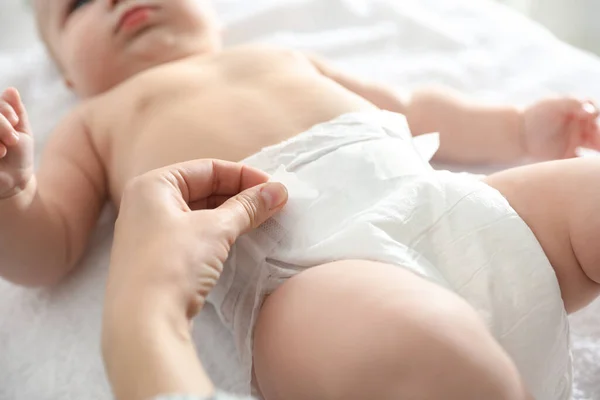 Moeder Verschonen Haar Baby Luier Tafel Close — Stockfoto