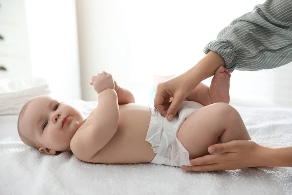 Madre Cambiando Pañal Bebé Mesa —  Fotos de Stock