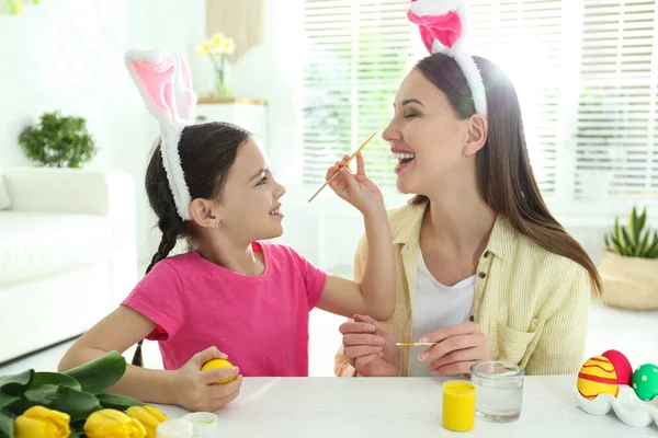 Tavşan Kulaklı Mutlu Anne Kız Evde Paskalya Yumurtası Çizerken Eğleniyorlar — Stok fotoğraf