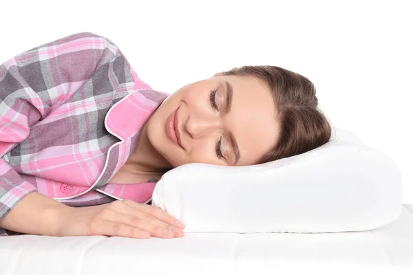 Młoda Kobieta Śpiąca Ortopedycznej Poduszce Białym Tle Zbliżenie — Zdjęcie stockowe