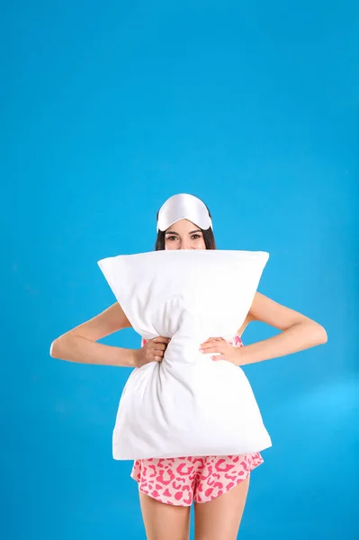 Jeune Femme Avec Oreiller Masque Sommeil Sur Fond Bleu — Photo