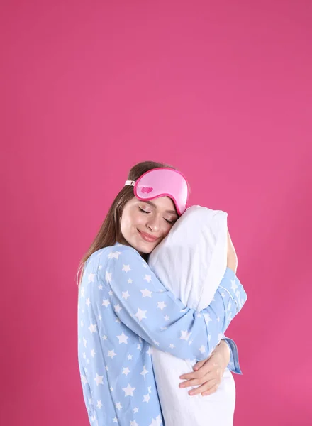 Giovane Donna Con Cuscino Maschera Del Sonno Sfondo Rosa — Foto Stock