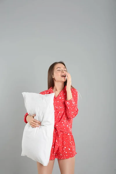 Mujer Joven Con Almohada Sobre Fondo Gris —  Fotos de Stock