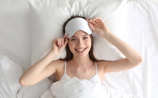 Yatakta Rahat Bir Yastığa Uzanmış Maske Takan Genç Bir Kadın — Stok fotoğraf