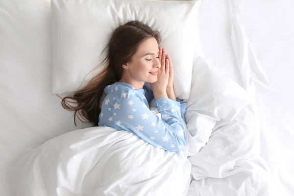Junge Frau Schläft Hause Auf Bequemen Kissen Bett Draufsicht — Stockfoto