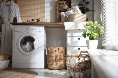 Modern çamaşır makinesiyle banyo iç dekorasyonu.