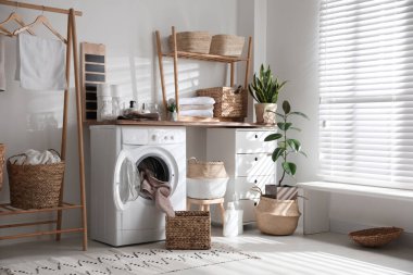 Modern çamaşır makinesiyle banyo iç dekorasyonu.