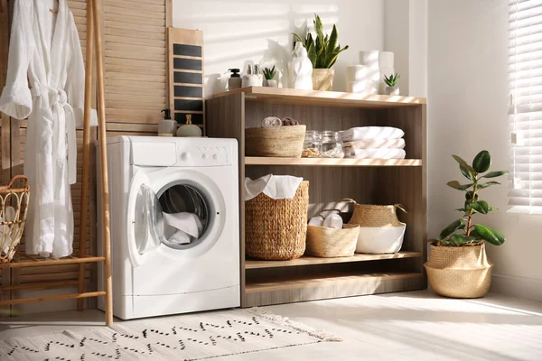 Modern Tvättmaskin Och Hylla Enhet Tvättstuga Interiör — Stockfoto
