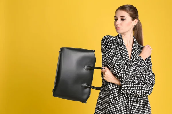 Bella Giovane Donna Con Borsa Elegante Sfondo Giallo — Foto Stock