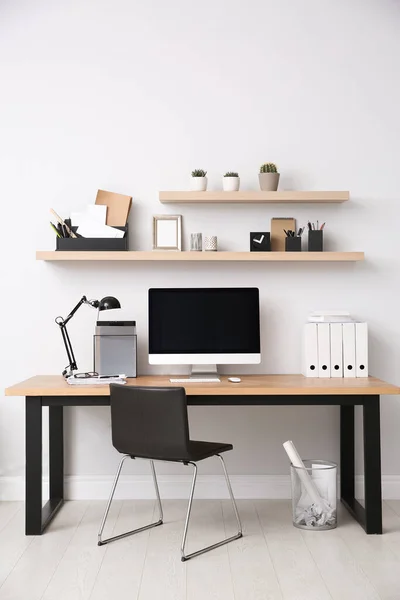 Ofisin Içindeki Modern Bilgisayar Şık Bir Yeri — Stok fotoğraf