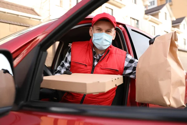 Mensajero Máscara Protectora Guantes Con Órdenes Salir Del Coche Aire — Foto de Stock