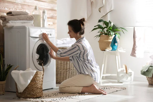 Jovem Mulher Usando Máquina Lavar Roupa Casa — Fotografia de Stock