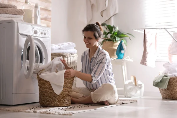 Ung Kvinna Tar Tvätt Tvättmaskin Hemma — Stockfoto