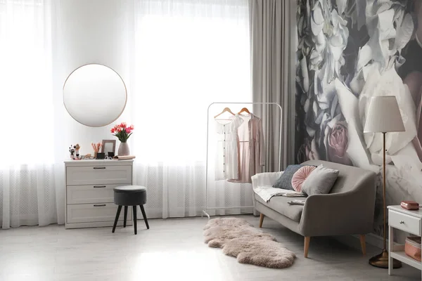 Stijlvol Interieur Met Kaptafel Spiegel Bank Bloemenbehang — Stockfoto