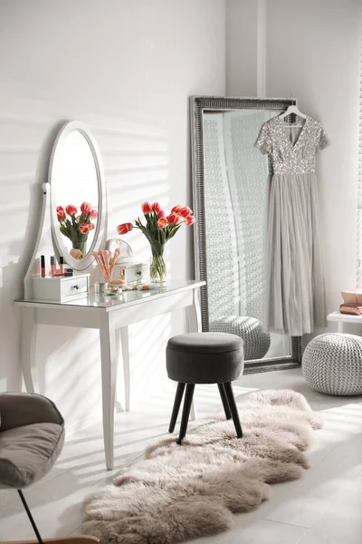 Elegante Interior Habitación Con Tocador Elegante Espejo —  Fotos de Stock