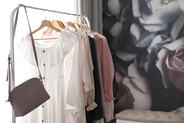 スタイリッシュな女性の服やハンドバッグ室内でラック インテリアデザイン — ストック写真