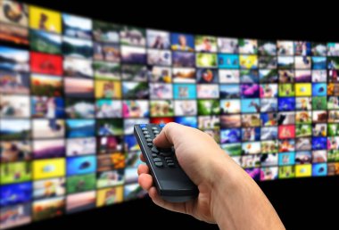 Yayınlanan video servisleri. TV 'de kanal değiştirmek için uzaktan kumanda kullanan adam, kapat