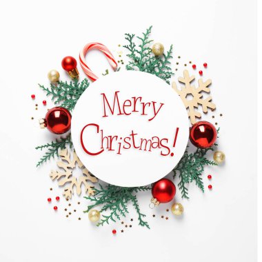 Düz kompozisyon beyaz zemin üzerinde Merry Christmas ve festival dekor ile yatıyordu