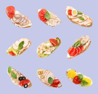 Gri arka planda farklı malzemelerle lezzetli tost ekmeği, üst manzara.