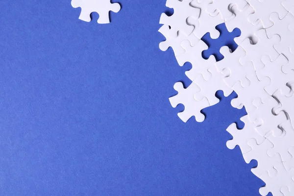 Prázdné Bílé Puzzle Kousky Modrém Pozadí Byt Ležel Mezera Pro — Stock fotografie