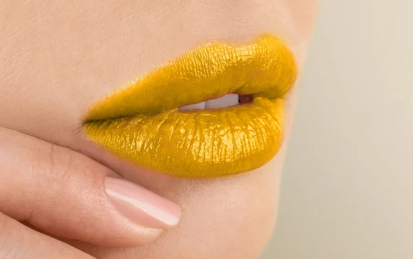 Mujer Con Lápiz Labial Dorado Sobre Fondo Beige Primer Plano — Foto de Stock