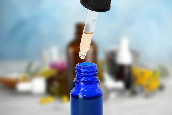Kleine Flasche Mit Ätherischem Und Tropfer Vor Verschwommenem Hintergrund — Stockfoto