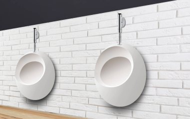 Erkekler tuvaletinde temiz seramik pisuarlar.