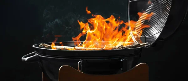 暗い背景に薪を燃焼と新しい近代的なバーベキューグリル バナーデザイン — ストック写真