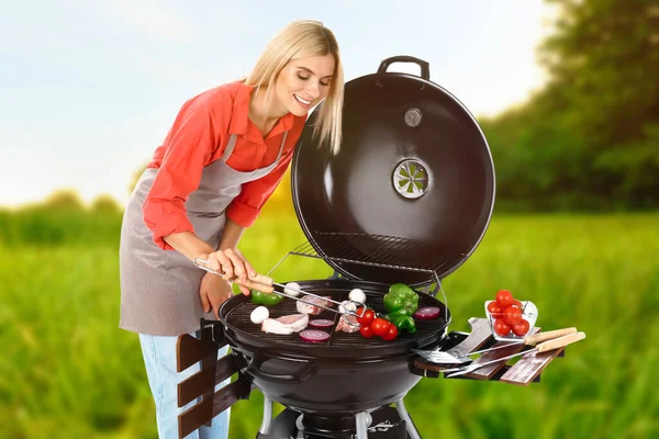 Donna Grembiule Che Cucina Sul Barbecue Nel Parco Tempo Picnic — Foto Stock