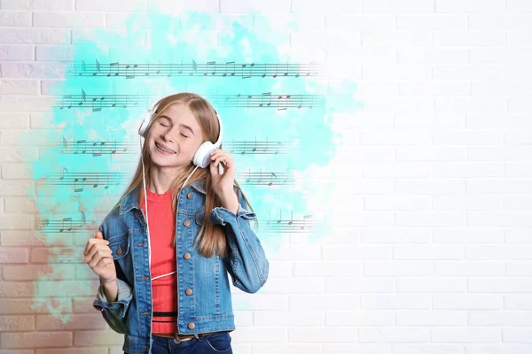 Adolescente Menina Ouvir Música Com Fones Ouvido Perto Parede Tijolo — Fotografia de Stock