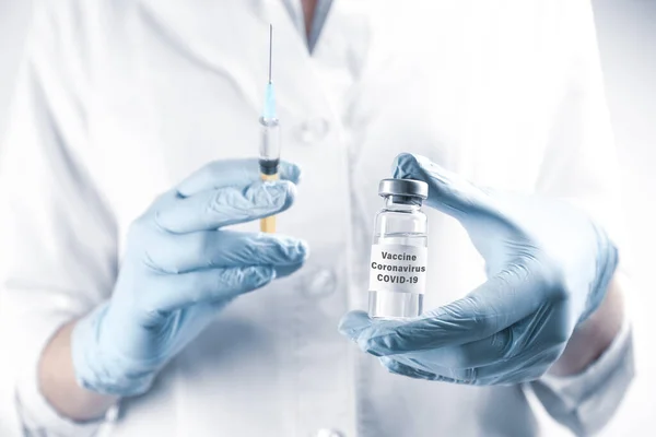 Γιατρός Κρατώντας Εμβόλιο Και Σύριγγα Του Κορωναϊού Κοντινό Πλάνο — Φωτογραφία Αρχείου