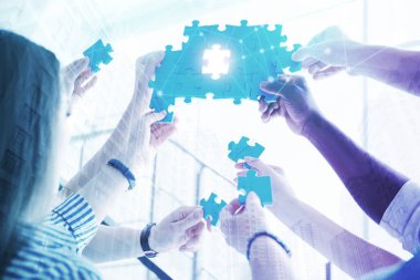 Yapboz ve şehir manzarası olan kişilerin iki katına çıkarılması