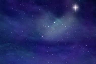 Yıldızlı gökyüzünün güzel manzarası ve gece bulutları. 