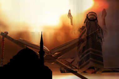 Müslüman bir adamın birçok kez namaz kılması, caminin silueti ve Kuran 'ın yanında durması.