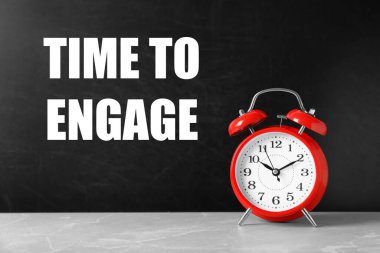 Alarm saatinin yanındaki karatahtaya bağlanma zamanı