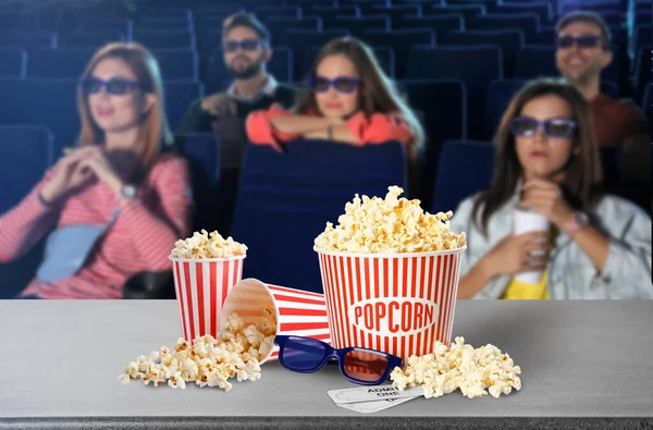 Popcorn Lunettes Sur Table Les Jeunes Dans Salle Cinéma — Photo