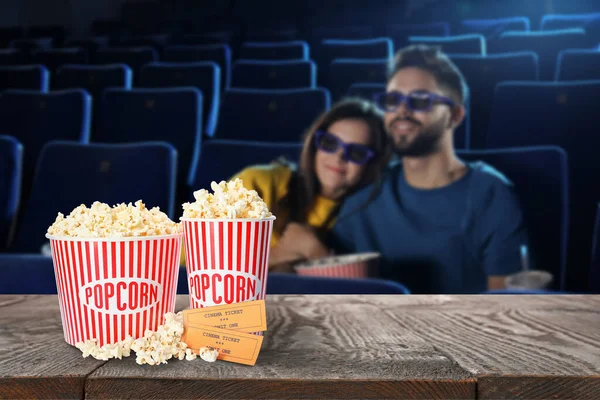 Popcorn Billets Sur Table Jeune Couple Dans Salle Cinéma — Photo