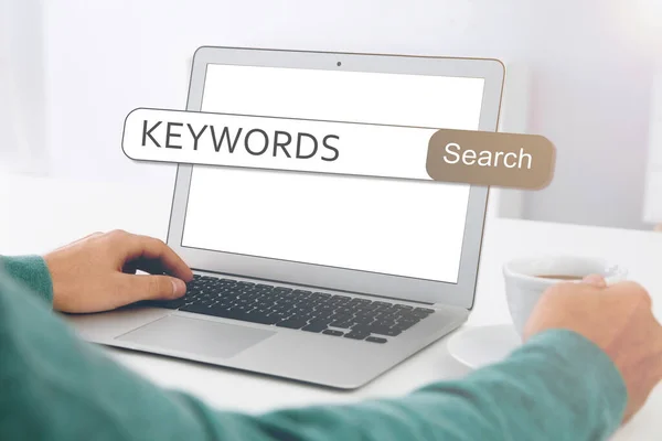 Man Laptop Searching Keywords Table Closeup — Stock Photo, Image