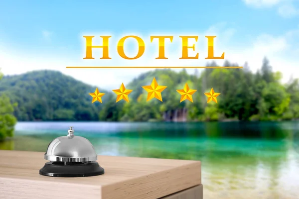 Gwiazdkowy Hotel Recepcja Dzwonkiem Serwisowym Malowniczym Krajobrazem Tle — Zdjęcie stockowe