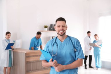 Modern klinikteki erkek doktorun portresi.