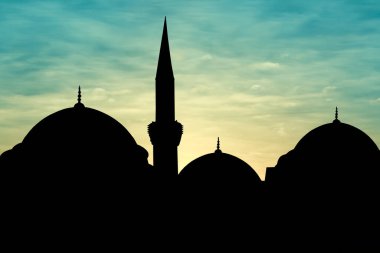 Gün batımında caminin silueti. Müslüman kültürü
