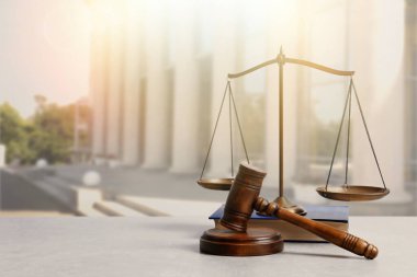 Tahta tokmak, adalet terazisi ve güzel şehir manzarasına karşı kitap, yazı için yer 