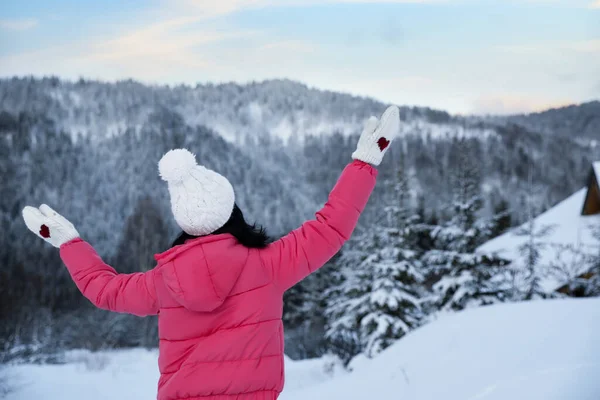 Mujer Chaqueta Rosa Disfrutando Viaje Día Nevado — Foto de Stock