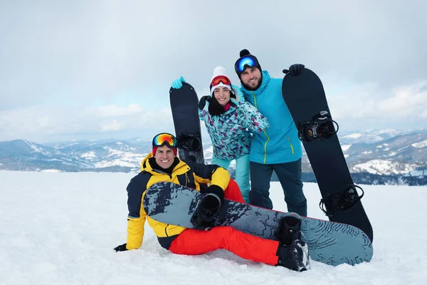 Group Friends Equipment Snowy Mountains Winter Vacation — Stock Photo, Image