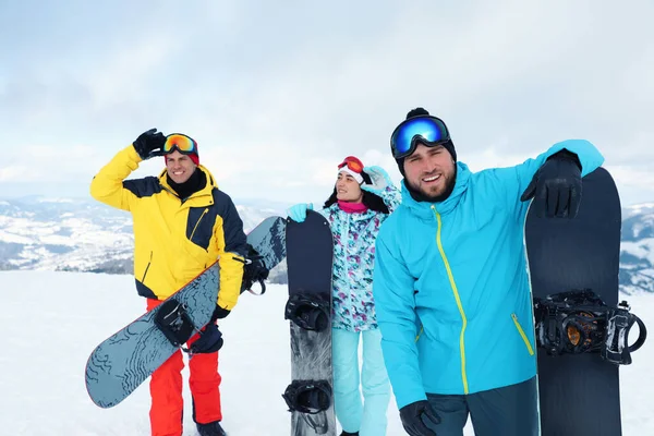 Gruppo Amici Con Attrezzatura Sulle Montagne Innevate Vacanze Invernali — Foto Stock