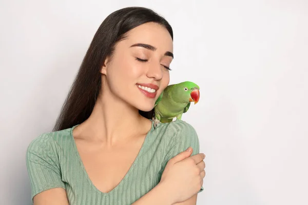 Junge Frau Mit Alexandrine Sittich Auf Hellem Hintergrund Nettes Haustier — Stockfoto